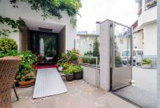 Questa rampa permette di superare i 2 gradini che dalla terrazza consentono l'accesso all'hotel