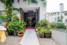 Questa rampa permette di superare i 2 gradini che dalla terrazza consentono l'accesso all'hotel