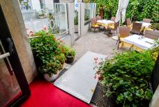 Questa rampa permette di superare i 2 gradini che dalla terrazza consentono l'accesso all'hotel
