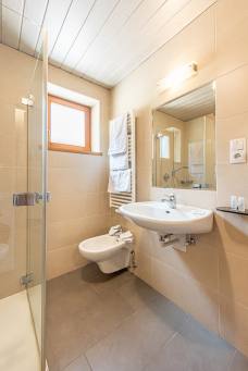 Hotel Gasthof Messnerwirt - Barrierefreies Bad Zimmer 4