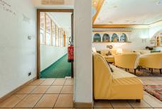 Alphotel Stocker - Rampa dalla reception all'ascensore e alla sala ristorante