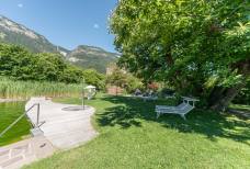Weingut Stroblhof - Giardino e piscina naturale