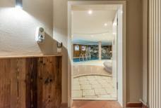 Zugangsstufe zum Hallenbad und zur Dress on Sauna