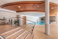 Gradini per la piscina coperta