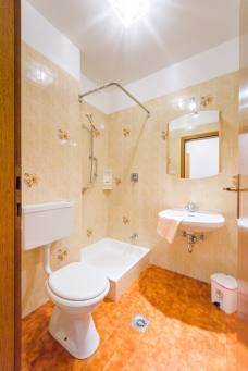 Residence Lenzenau - Bagno appartamento n. 9