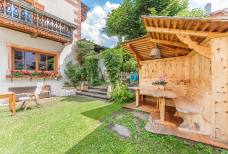 Hotel Corona St. Vigil in Enneberg - Stufen zum Garten und Grillplatz