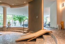 Hotel Corona - Stufen zum Hallenbad mit Behelfsrampe