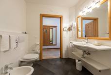 Hotel Alte Mühle a Campo Tures - Bagno della camera accessibile 105