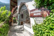 Museo dei presepi Maranatha - Rampa esterna per la mostra maschere