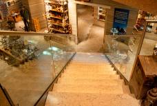 Treppe von der Kasse in das Museum hinunter