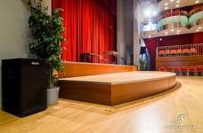 Teatro Comunale Vipiteno - Lo spazio scenico dispone di una piattaforma elevatrice.