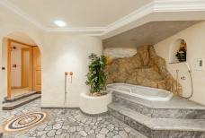 Hotel Jú Furcia - Passo Furcia - San Vigilio di Marebbe: Scale e gradini per l'area benessere
