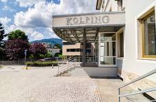 Filmclub Bozen im Kolpinghaus Bruneck: Stufen vor dem Haupteingang