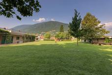 Schwimmbad Meran - Liegewiese und Kinderspielplatz