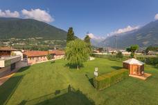 Schwimmbad Meran - Liegewiese und Kinderspielplatz