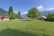 Schwimmbad Meran - Liegewiese und Kinderspielplatz