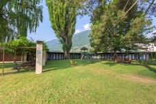 Schwimmbad Meran - Liegewiese und Kinderspielplatz
