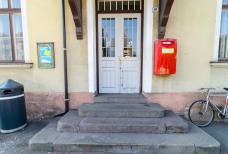 Gradini davanti all'ingresso principale