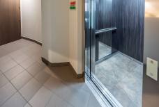Zugangsrampe vom Aufzug 140x110 cm zum Untergeschoss -1 (barrierefreies Zimmer, barrierefreie Toilette, Aufzug 120x80 cm)