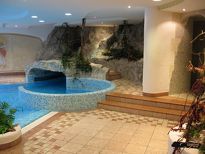 Hotel Mühlgarten - Gradini nella piscina coperta