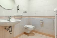 Hotel Corona St. Vigil in Enneberg - Barrierefreie Toilette für Gäste mit Behinderungen