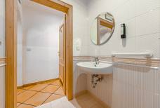 Hotel Corona St. Vigil in Enneberg - Barrierefreie Toilette für Gäste mit Behinderungen
