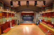Teatro Comunale Vipiteno - Lo spazio scenico dispone di una piattaforma elevatrice.