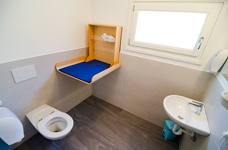 Fischerhütte Sandwirt - Barrierefreie Toilette für Besucher mit Behinderung und Wickeltisch