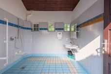 Schwimmbad Meran - Barrierefreie Toilette und Dusche