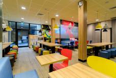 McDonald's - Speisesaal im Untergeschoss
