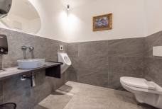Hotel Wochtla Buam - Barrierefreie Toilette im Erdgeschoss